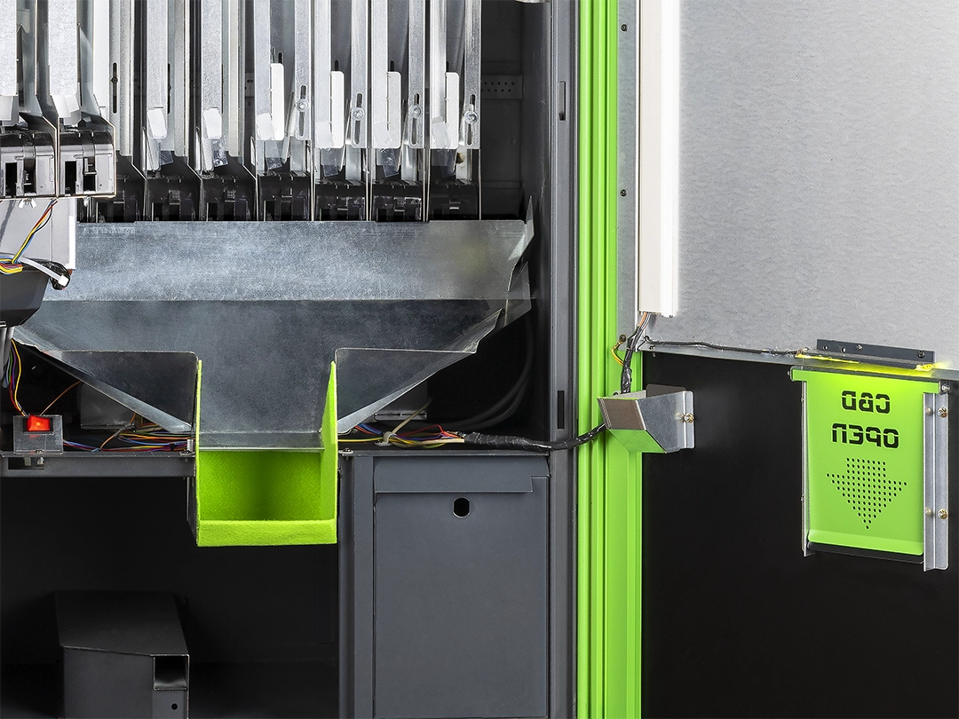 detalle del interior modificado de una máquina de vending para productos CBD